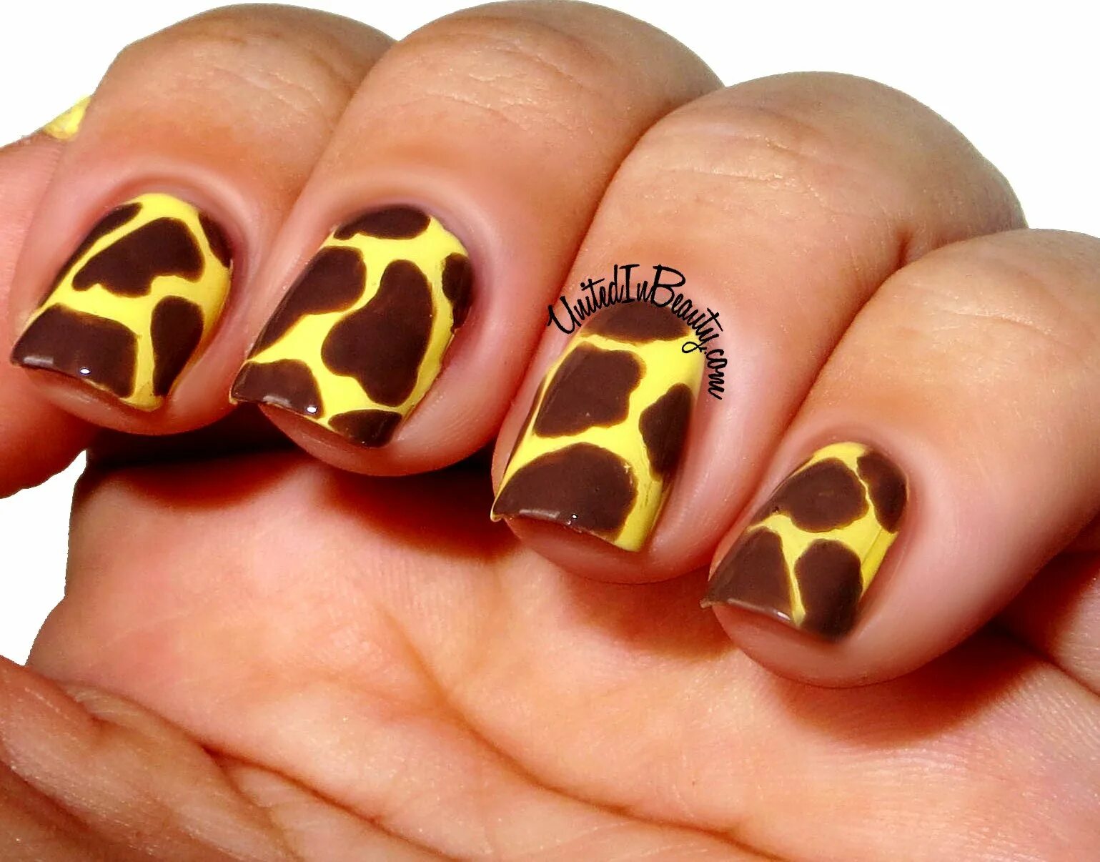 Маникюр коровка. Жираф на ногтях. Маникюр с Жирафовым принтом. Маникюр с принтом жирафа. Ногти коровка.