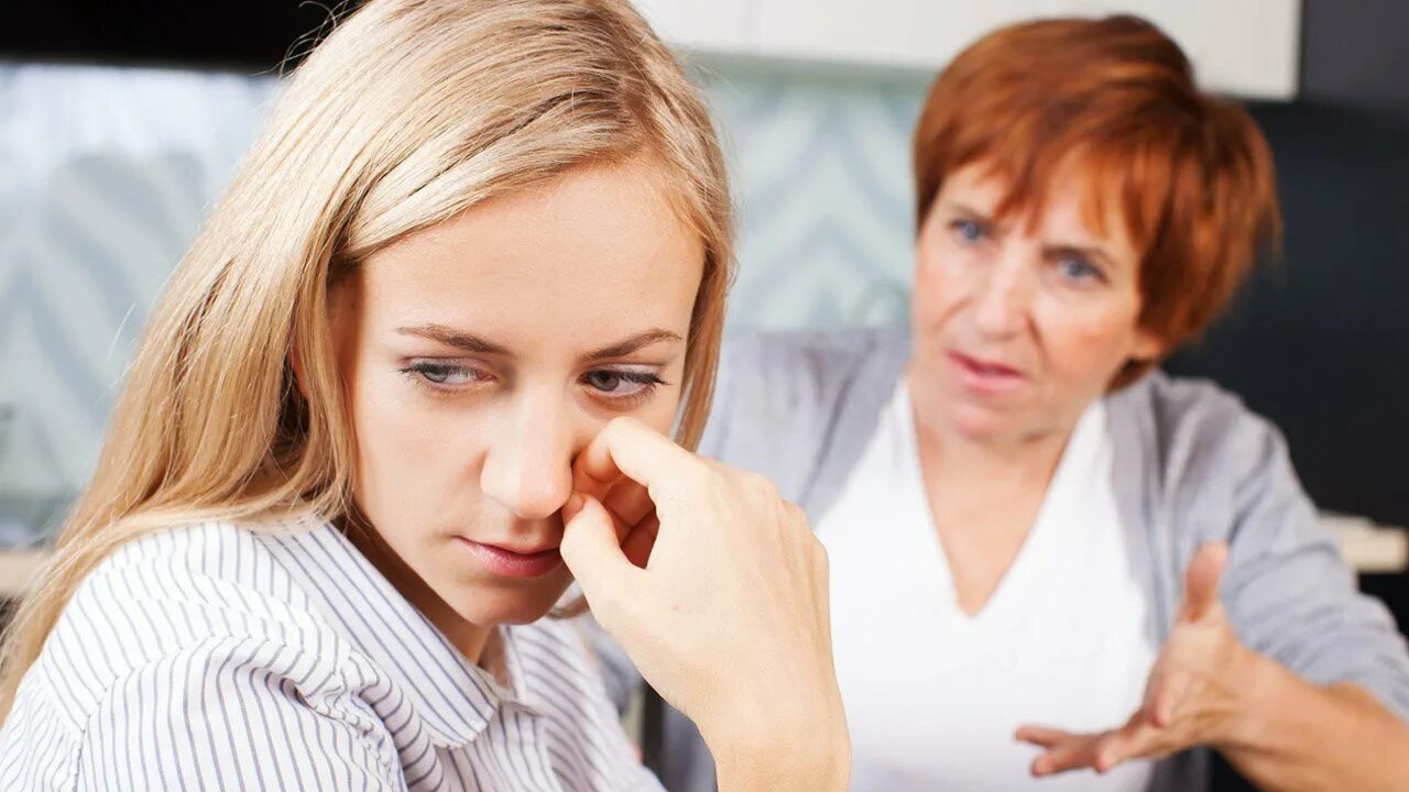 Свекровь осуждает. Разговор с мамой на кухне. Недовольная мама. Мать и взрослые дети. Женщина мама.