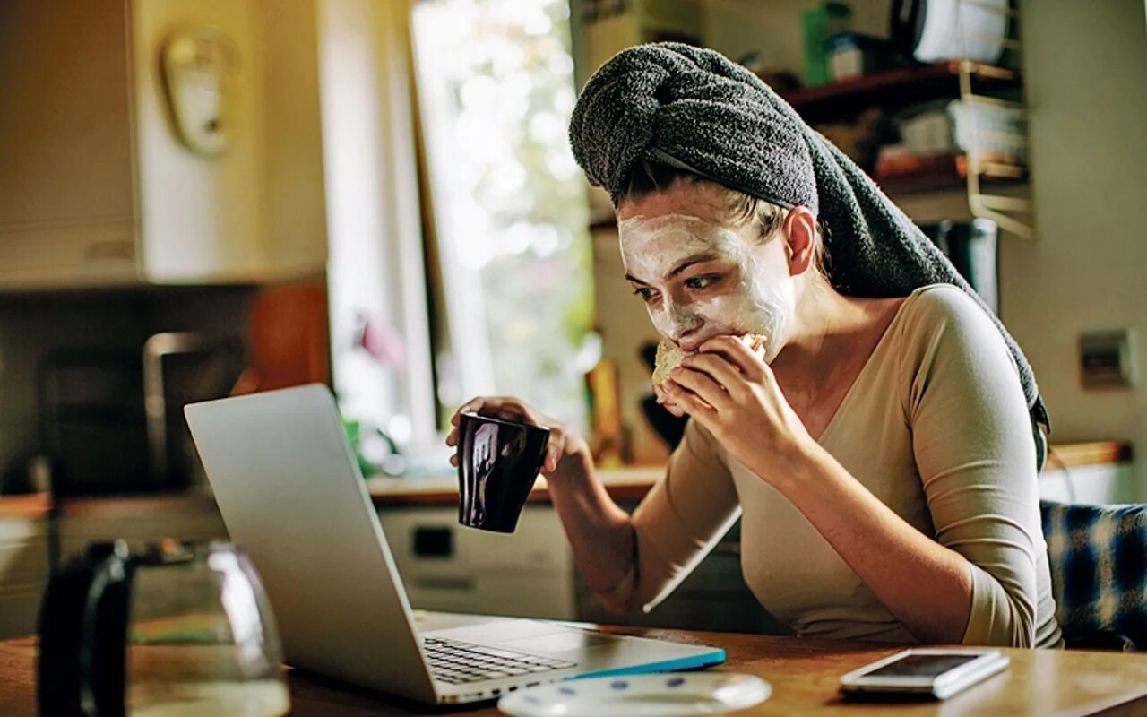 Сотрудник на дому. Человек на удаленке. Человек на удаленке. Сотрудник на удаленке. Работа удаленно.