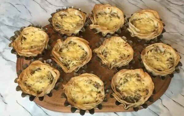 жульен с грибами в лаваше духовке. жульен с курицей и грибами в слоеном тесте в духовке. жульен с грибами в лаваше духовке. жульен ресторанная подача. жульен в тарталетках из лаваша.