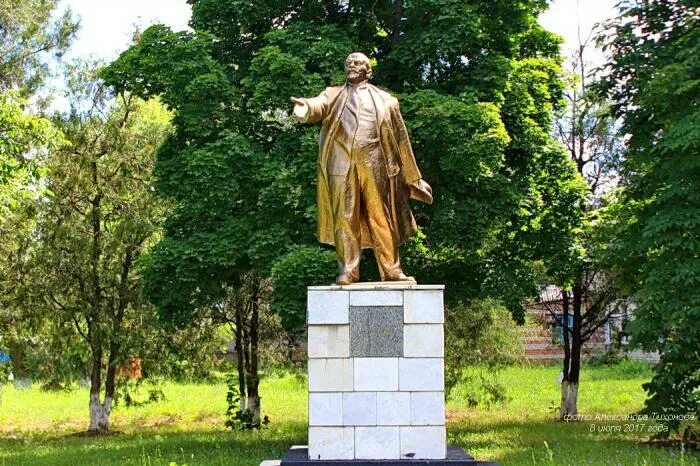 Погода в жуково татарском кагальницкого. Жуково татарский Кагальницкий. Хутор Жуково татарский Ростовской области. Памятник Ленину Зерноград. Памятник Ленину в Кагальницкой.