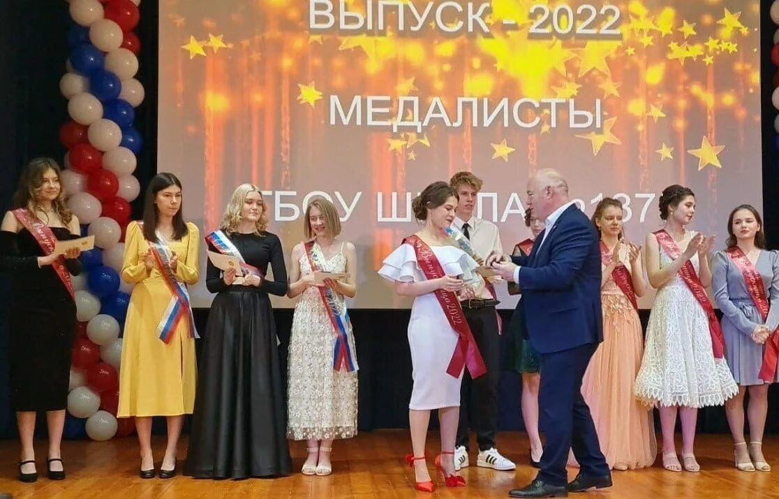 Вручение аттестатов 11 класс. Выпускной. выпускной торжественная часть. выпускной в школе вручение аттестатов. выпускной вручение аттестатов 11 класс.