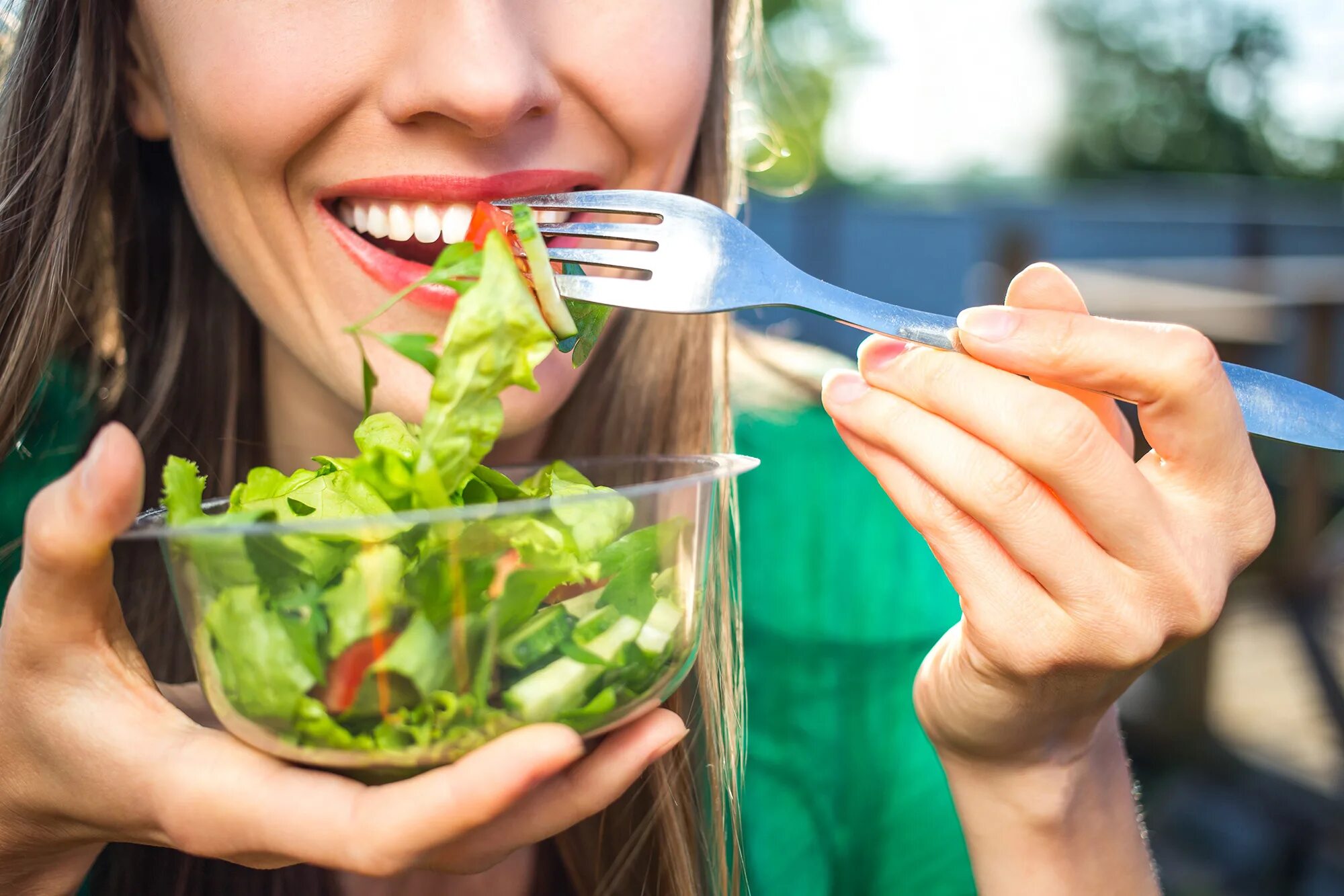 I like eat vegetables. Пищевые привычки. Женщина ест салат. Привычки в еде. Здоровые пищевые привычки.