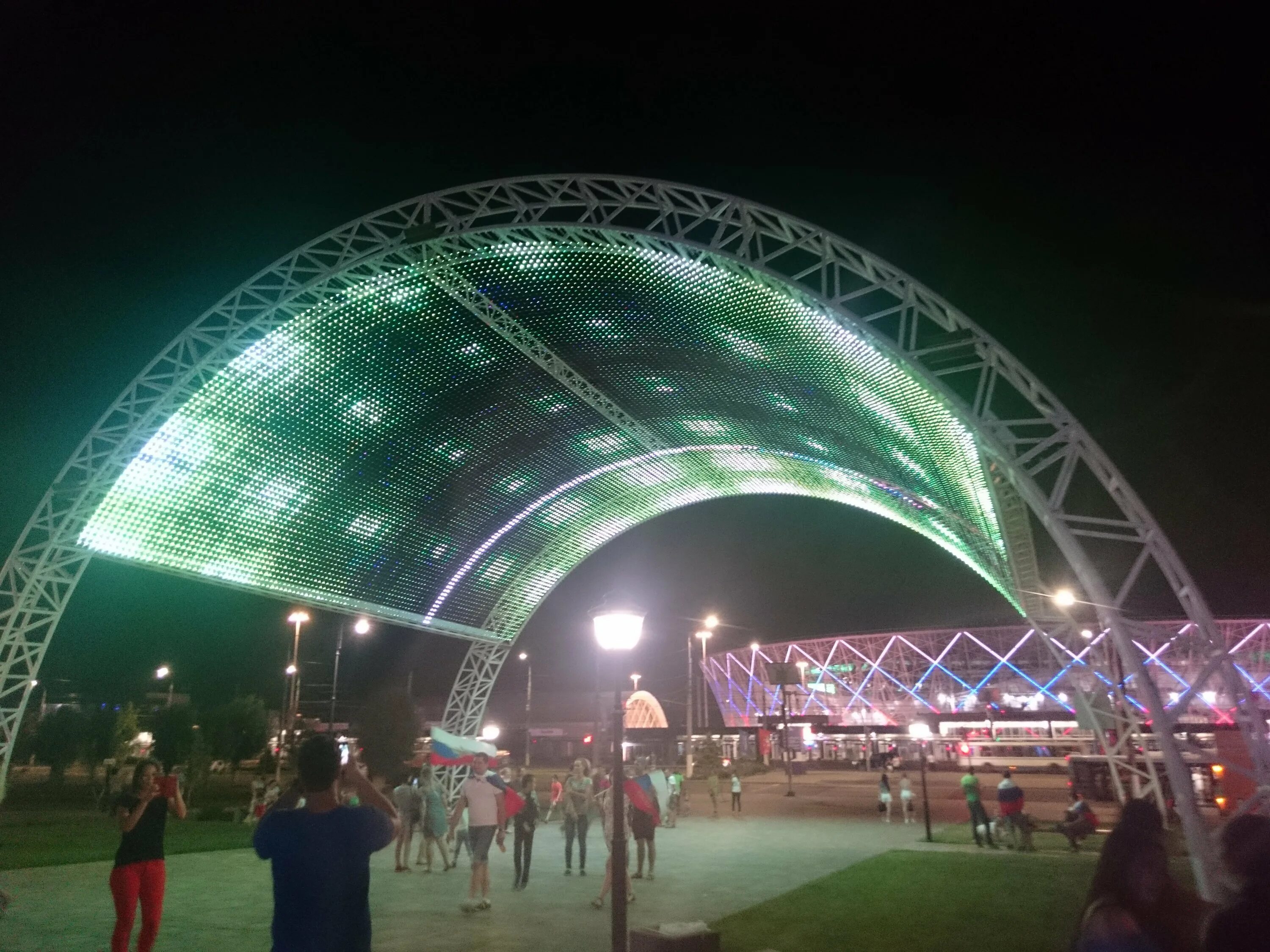 Поющая арка. Астрахань фонтан триумфальная арка. Триумфальная арка астрахань. Санта барбара арка. Арка новогодняя уличная.