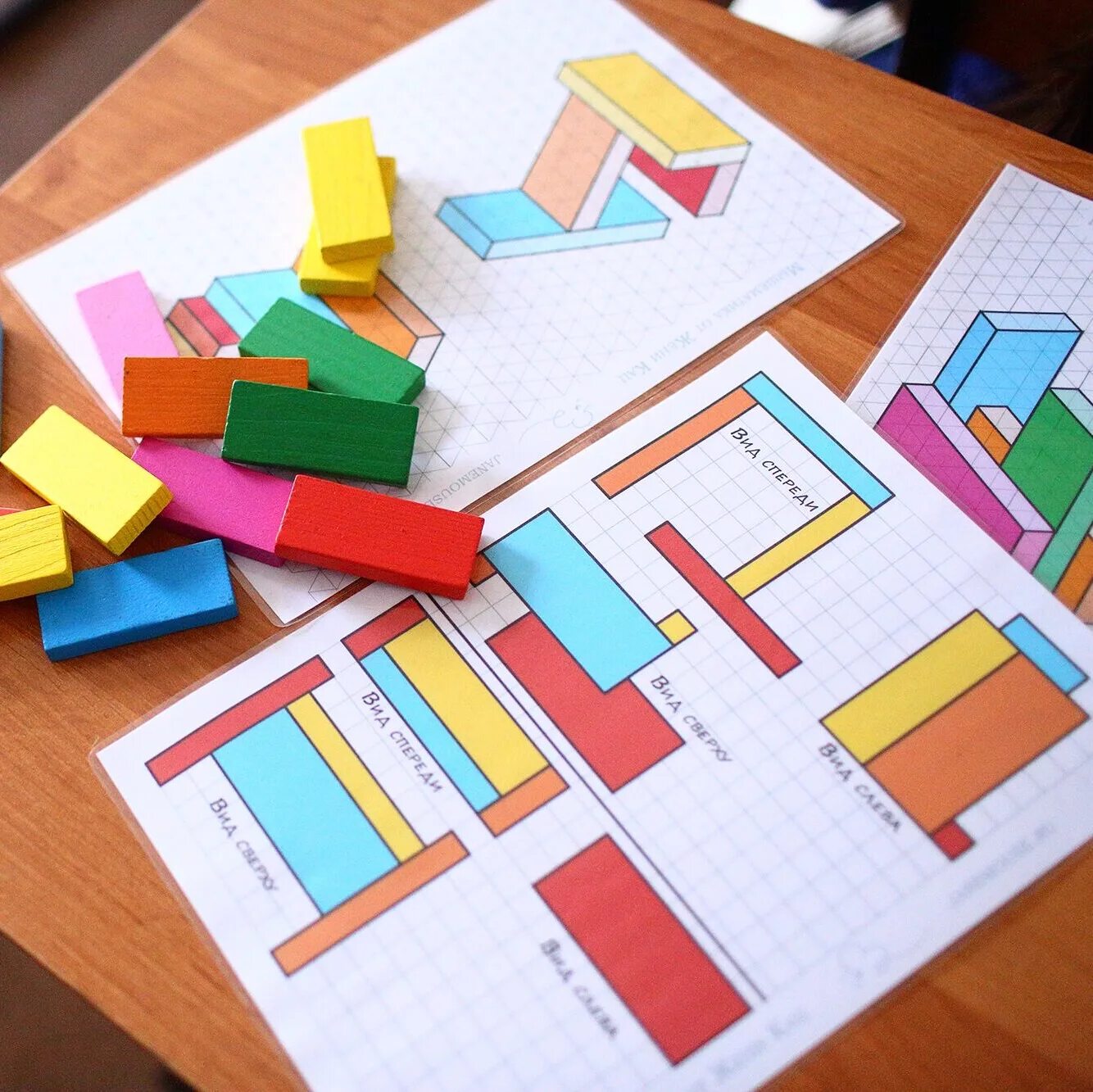 Https math 8. Геометрическая мозаика Мышематика. Игра деревянные разноцветные прямоугольники. Женя Кац плашки. Преподавание математики макеты.