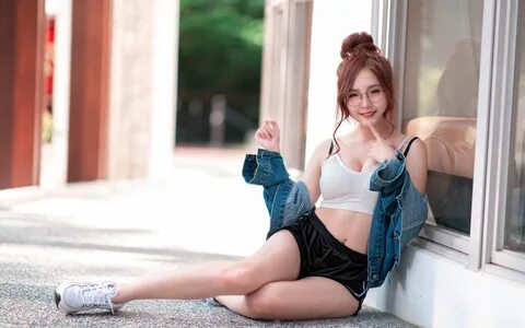 Картинка на рабочий стол girl, beautiful, young, woman, redhead, smile, leg...