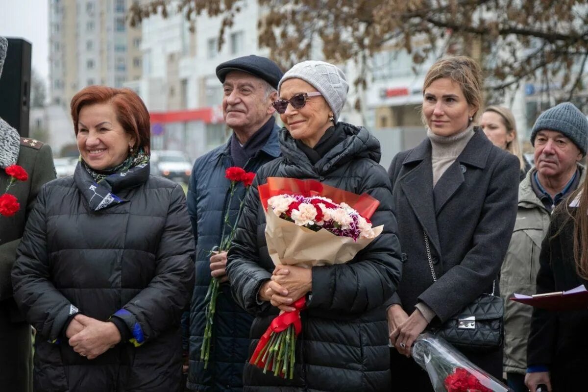 Приезд в липецк. Бюст лановому в липецке. памятник лановому в липецке. открытие бюста лановому. улица василия ланового.