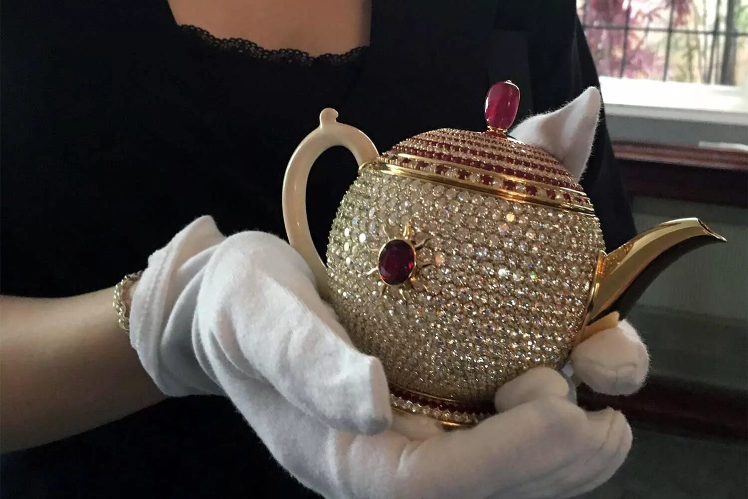 первые европейские чайники. чайник egoist. самые дорогие заварочные чайники. чайник исин 18 век. самый дорогой чайник.