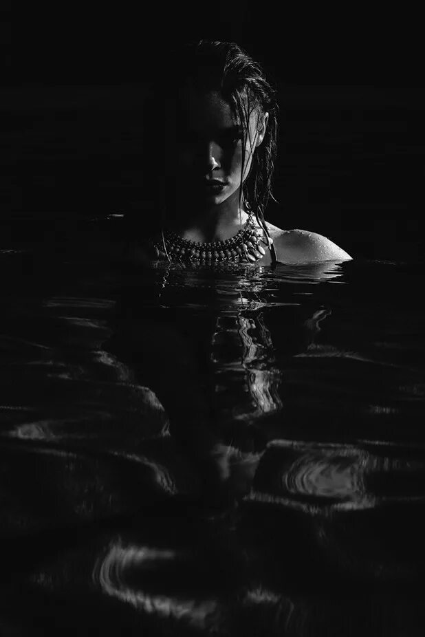 Фото черной воды. Темные воды. Черная вода. Девушка в черной воде. Черная вода Эстетика.