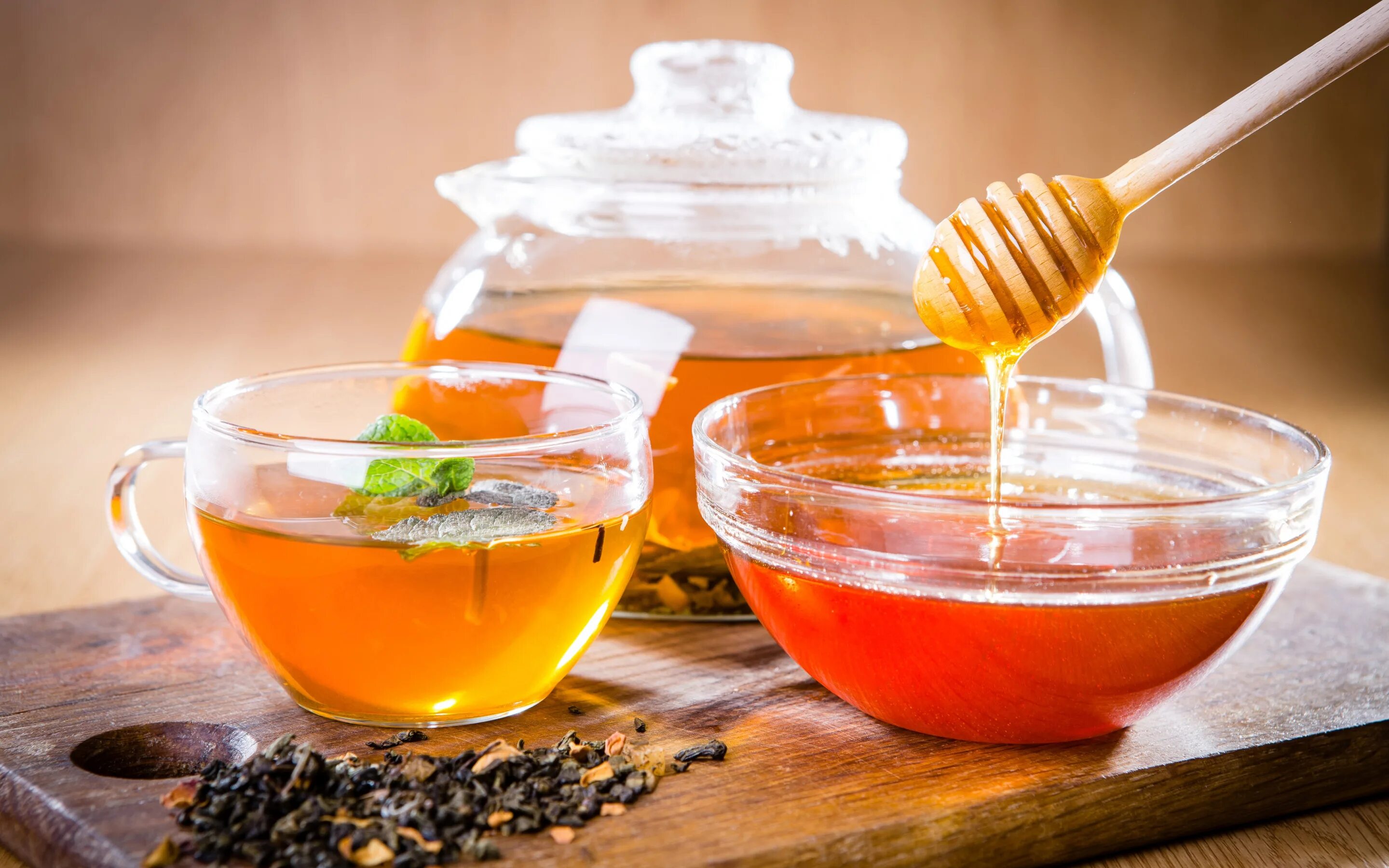 Почему нельзя мед в чай. Чай с медом. Чашечка чая с медом. Горячий чай с медом. Чашка с чаем.
