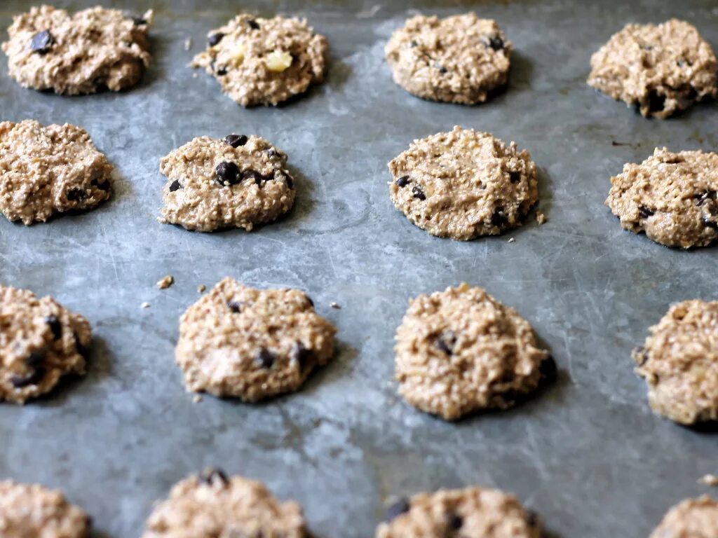 Тест cookie. Овсяное печенье. Печенье из отрубей. Овсяное печенье на противне. Овсяное печенье с ягодами.