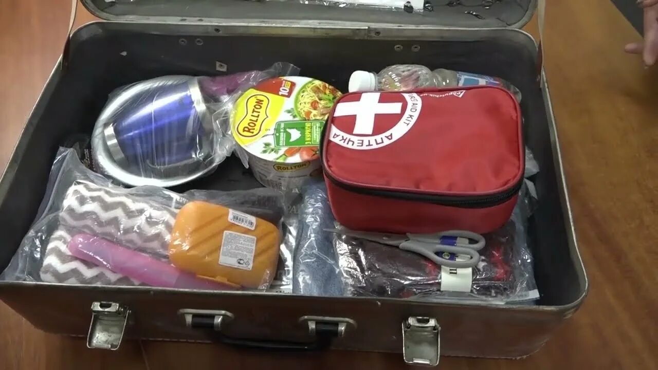 Тревожный чемоданчик на случай эвакуации. Тревожный чемоданчик. Собранный тревожный чемоданчик. Гражданский тревожный чемоданчик. Чемоданчик для эвакуации.