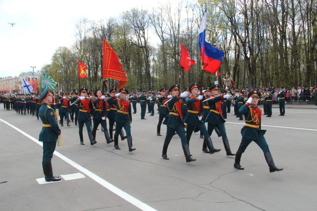 Смоленск в мае. Парад в смоленске. Парад победы смоленск. Улица 9 мая смоленск. Работа смоленск май.