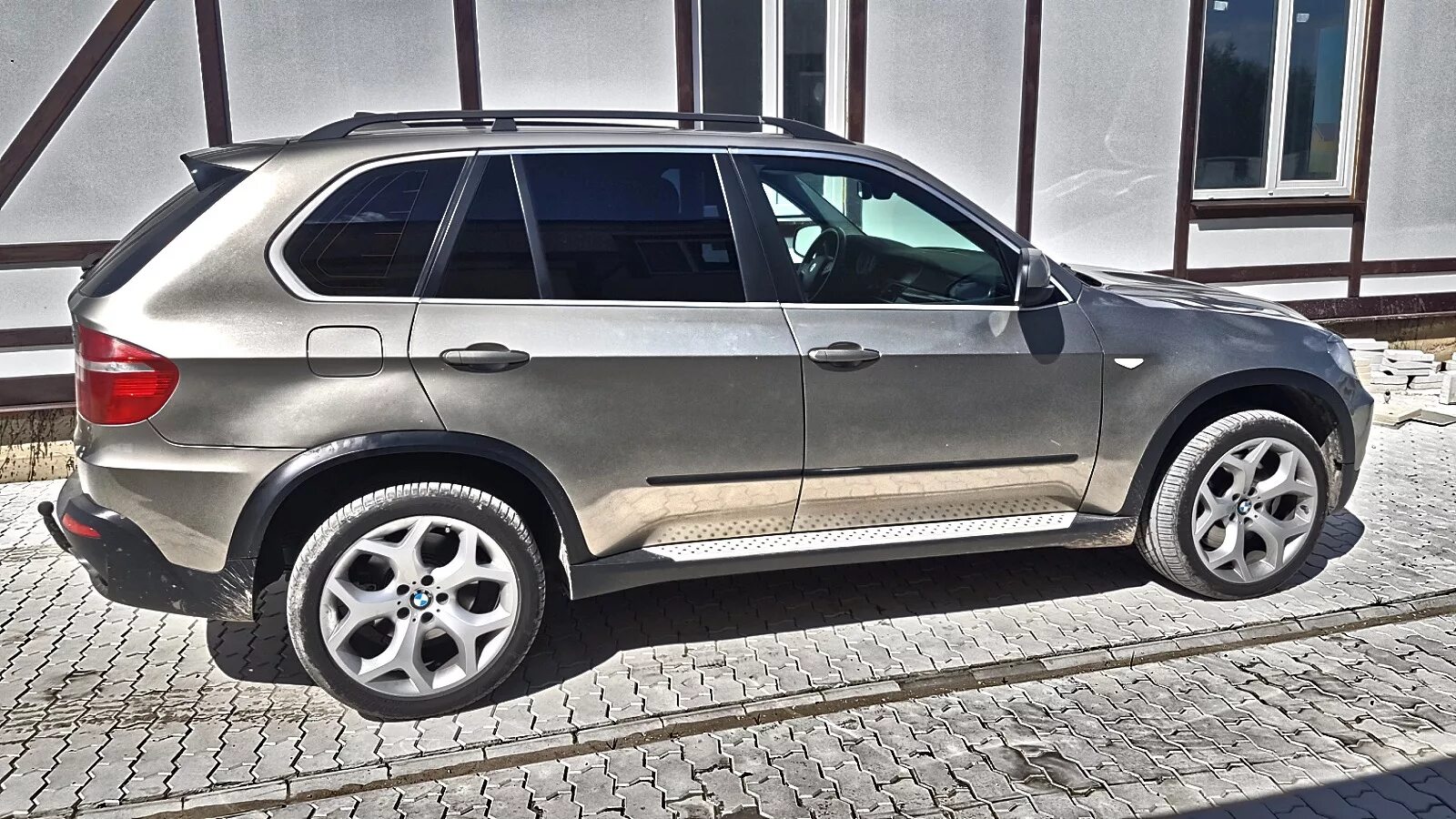 Шины бмв х5 е53. БМВ х5 на r20. БМВ Е 70 r20. BMW x5 r16. BMW x5 колеса r20.