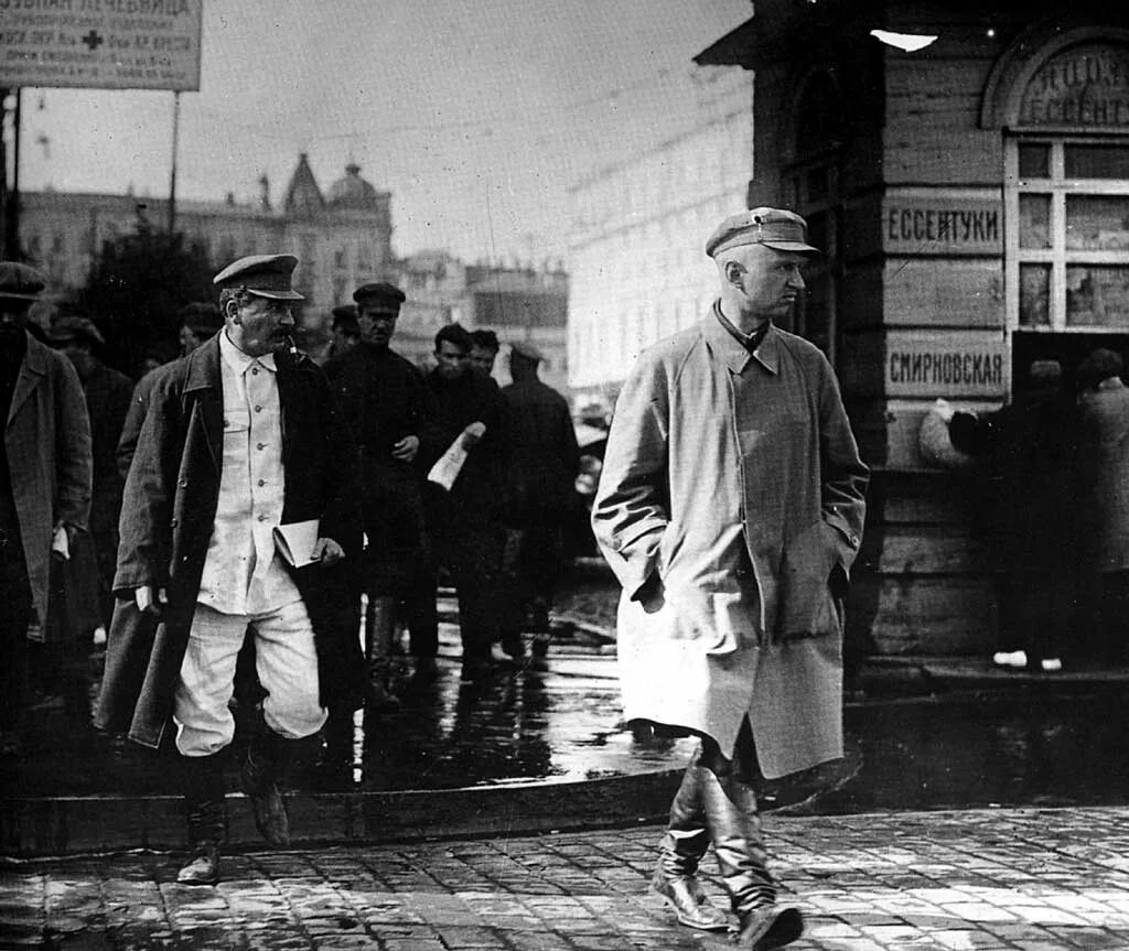 Сталин на улицах Москвы. Сталин гуляет по Москве. Иосиф Сталин на улице. Юсис Иван Францевич