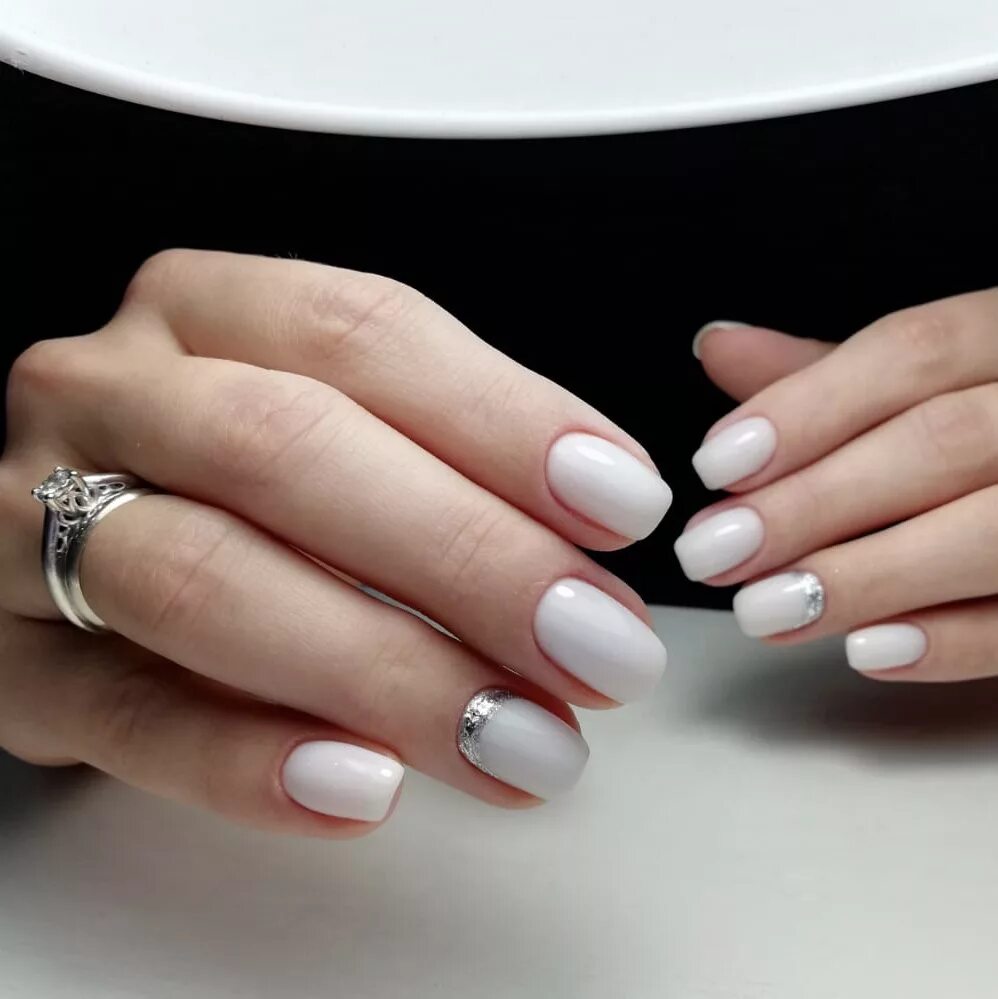 маникюр белый френч на белой базе. ногти френч на белой основе. белый френч на молочной базе. французский маникюр. маникюр френч с белой базой.