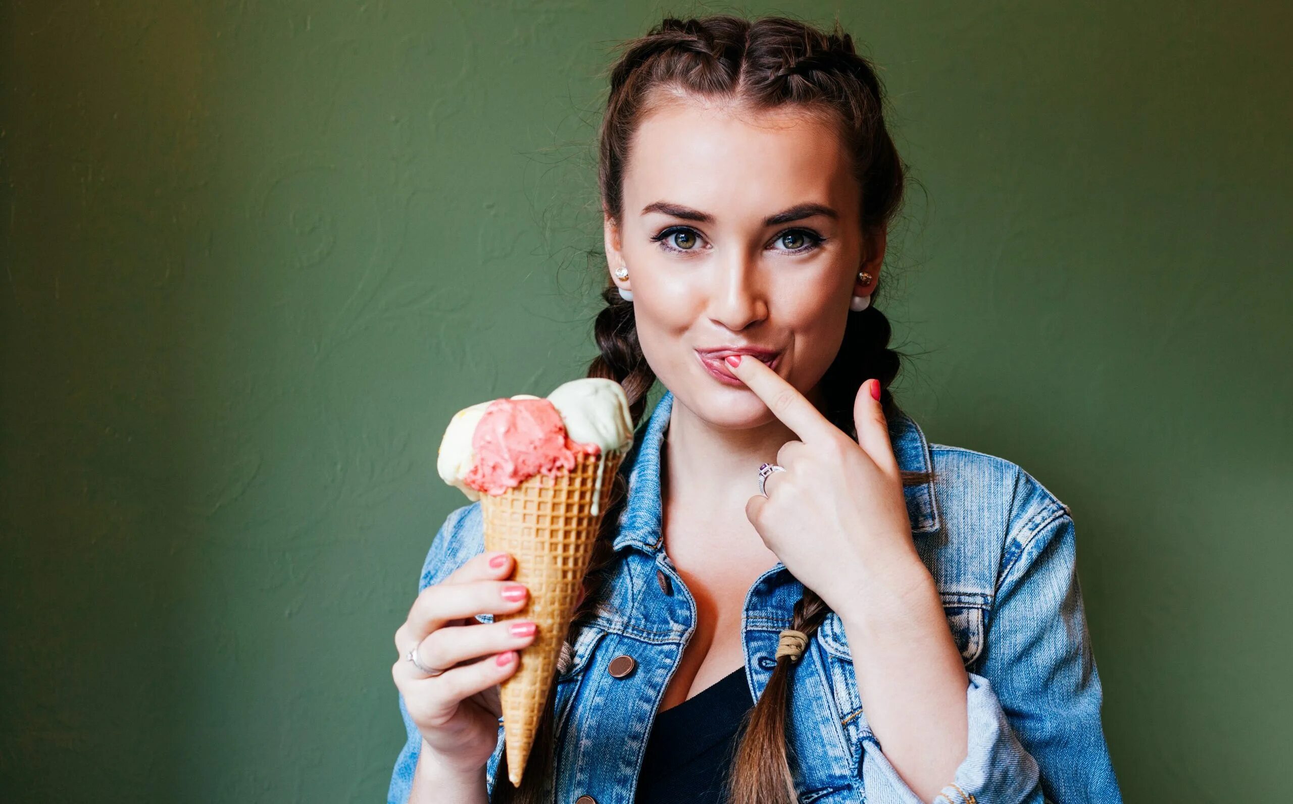 Есть. Девушка ест мороженное. Человек с мороженым. Девушка ест мороженое фото. Девушка со стаканом.