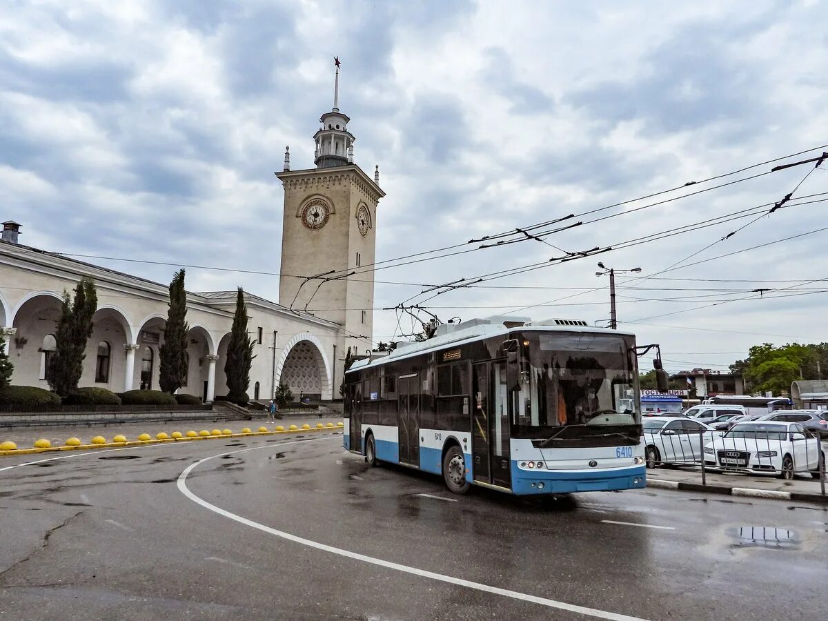 Самая протяженная троллейбусная линия в крыму. Троллейбусный вокзал Ялта. Симферополь Троллейбусная станция. Симферополь Крым троллейбус. Ялта Троллейбусная станция.