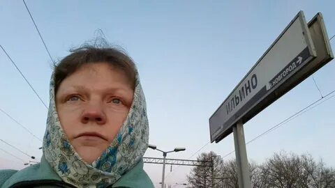 Стою на полустаночке в цветастом
