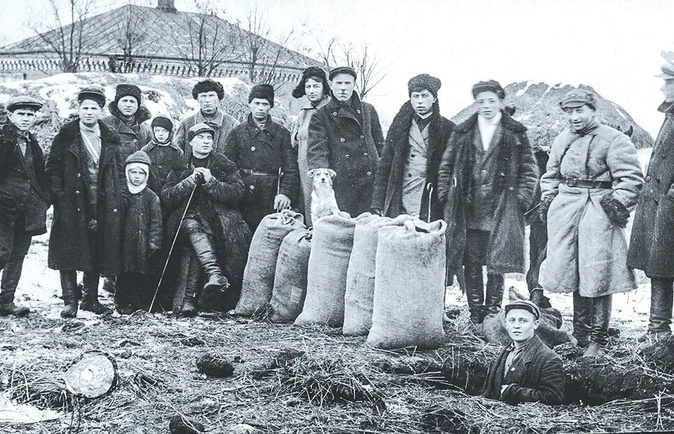 Введение продразверстки советской властью год. Раскулачивание крестьян 1918. Продразверстка 1919. Голодомор и продразверстка. Продразверстка 1919 год.