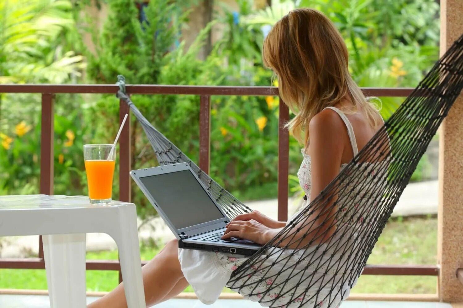 Дом работа отпуск. Удаленная работа. Дом работа отпуск. Интернет на дачу. Человек отдыхает.