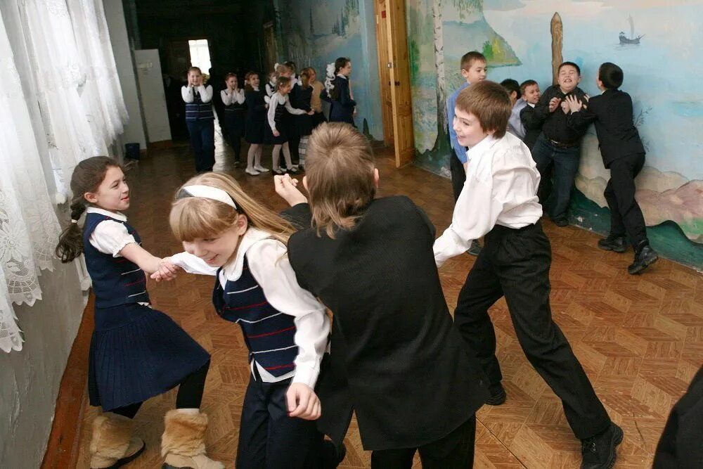 Праздник непослушания totagas (1976) венгрия. Школьники в школе на перемене. Танцы на перемене в школе. Урок в классе. Дети на уроке и перемене.