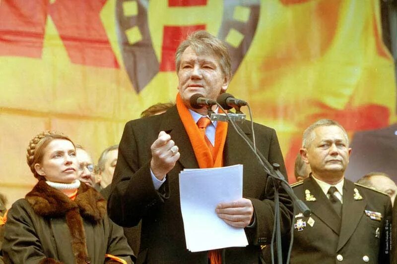 Orange revolution. Ющенко оранжевая революция 2004. Виктор Ющенко оранжевая революция. Майдан 2004 Ющенко. Оранжевая революция Ющенко и Тимошенко.