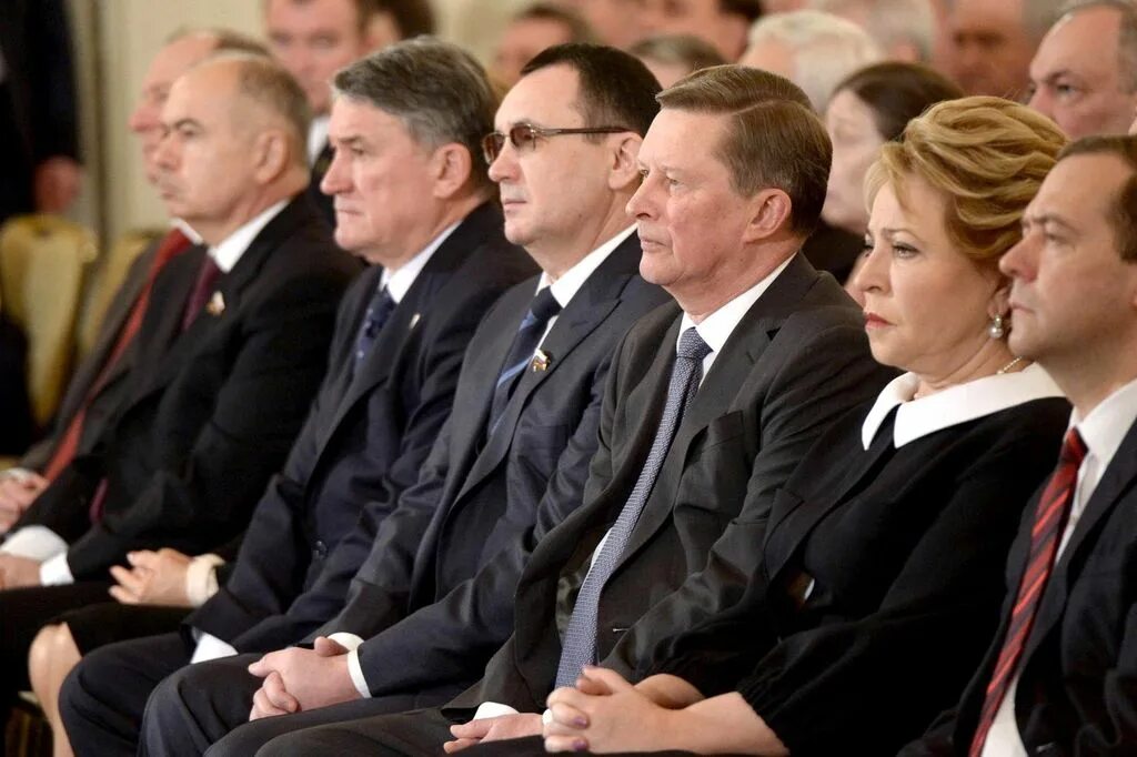 современная политическая элита. задумчивый путин. первые лица государства. представительский кабинет президента в екатерининский зал кремля. обращение президента рф к федеральному собранию 2020 год.