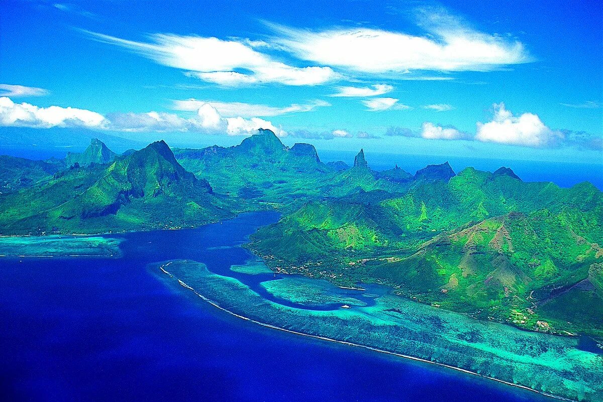 Two large islands. Moorea французская Полинезия. Остров Муреа. Муреа Таити. Таити Макати остров.
