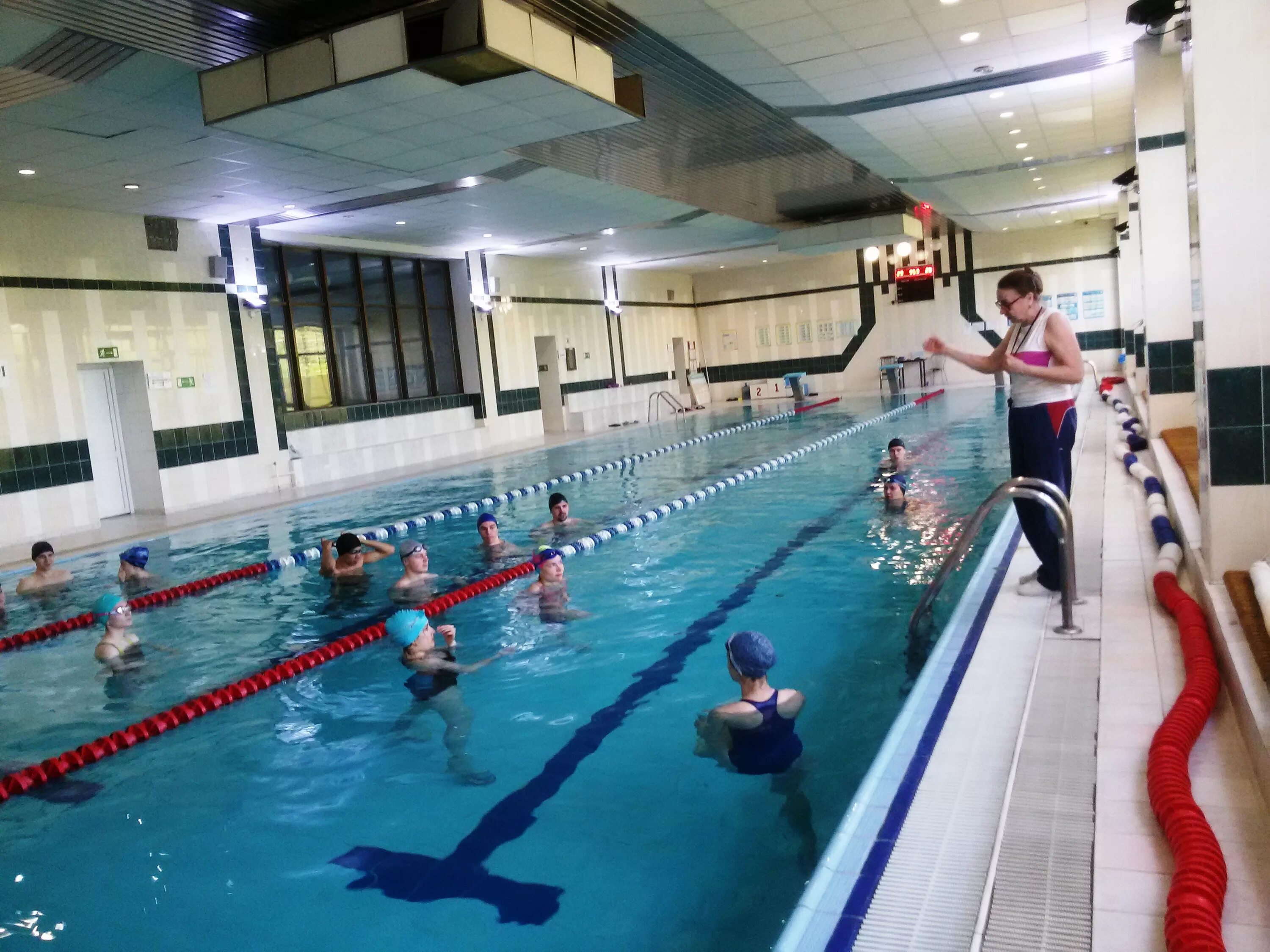Бассейн в спортивной школе. Бассейн в крылатском на гребном. Школа спорта бассейн. Бассейн в школе будущего. Школа спорта бассейн.