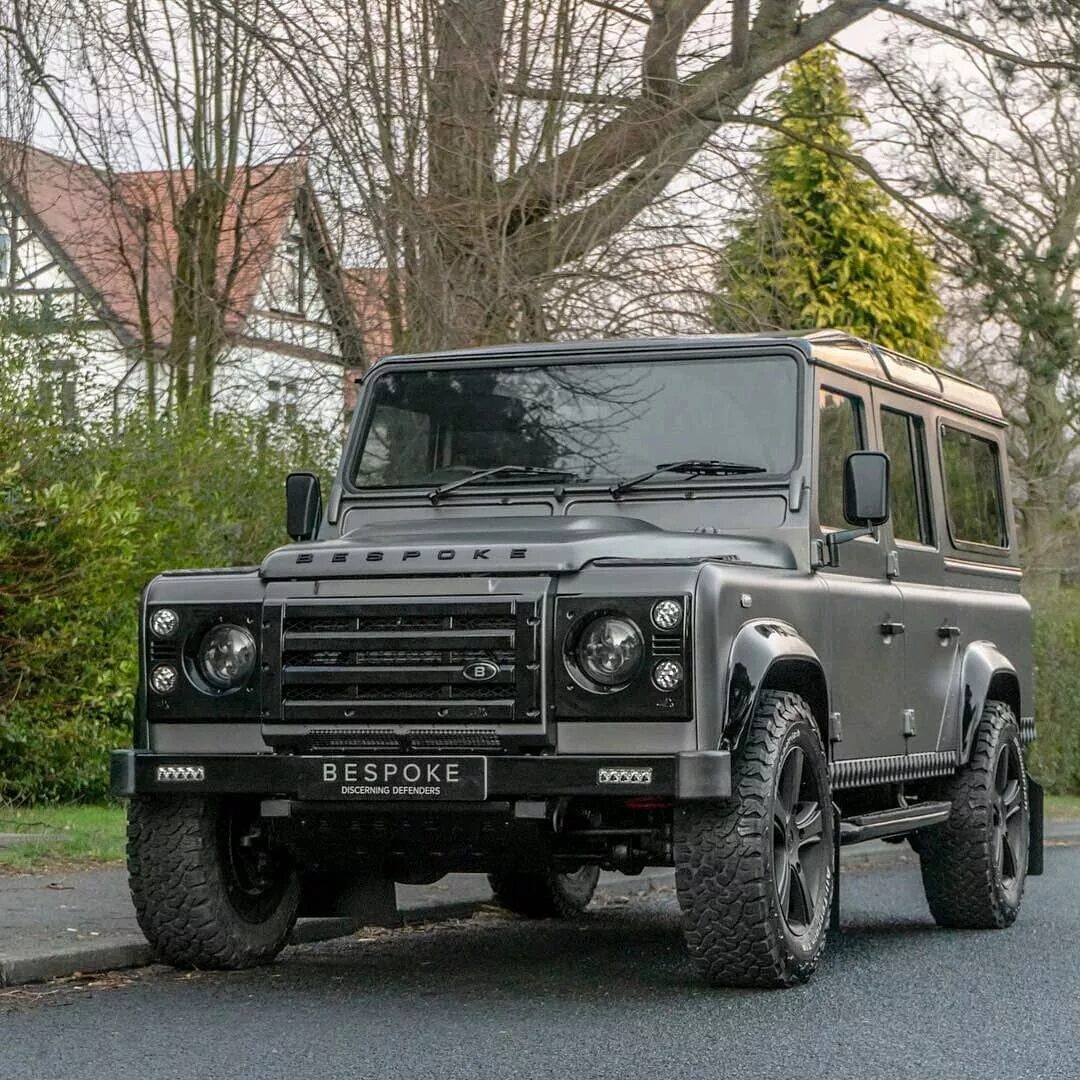 Авто defender. Ленд Ровер Дефендер. Ленд Ровер Defender 110. Ленд Ровер Дефендер 4. Ленд Ровер Дефендер серый.