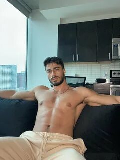 Slideshow mo saffari naked.