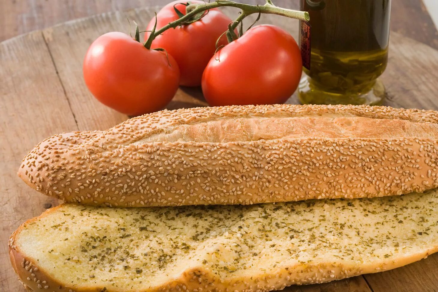 Томатный хлеб. Хлеб с томатами. Хлеб с томатной пастой. Хлеб натертый помидорами.