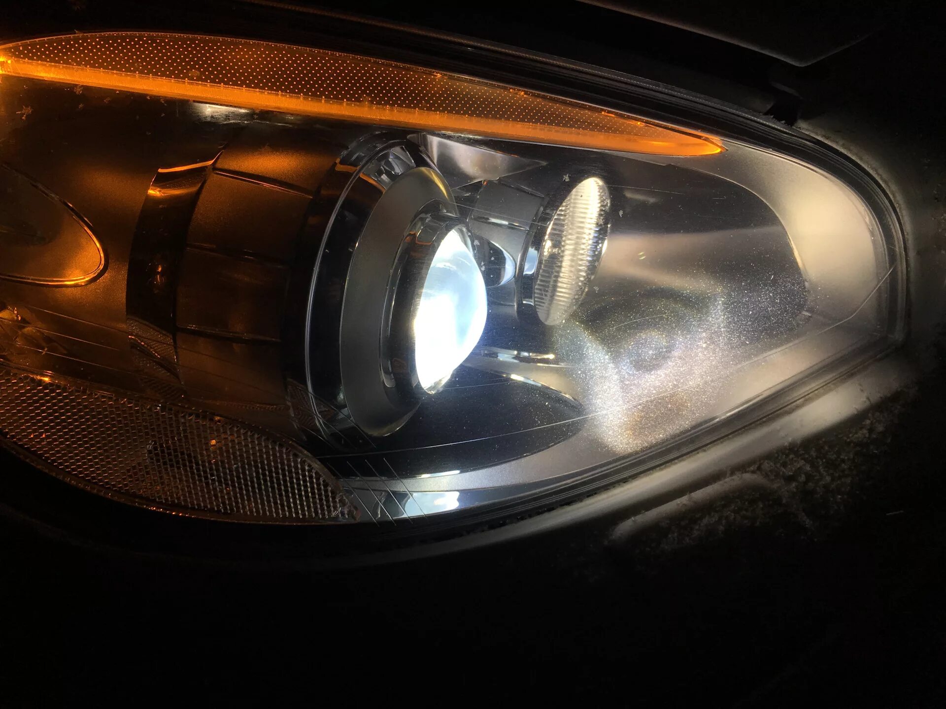 Ксеноновые фары линзы. Bi led Volvo s80 2007. GSX-S 750 линзованная фара. Фара Volvo s60 2012. Фара изнутри BMW z4.