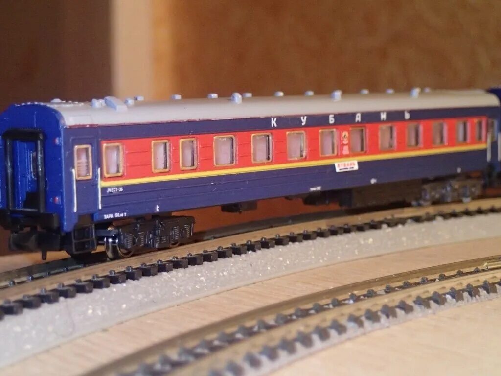 Кубань поезд. Фирменный поезд новороссийск москва черноморец. Рельсовый автобус красн. Поезд в степи. Двухэтажный вагон аммендорф.