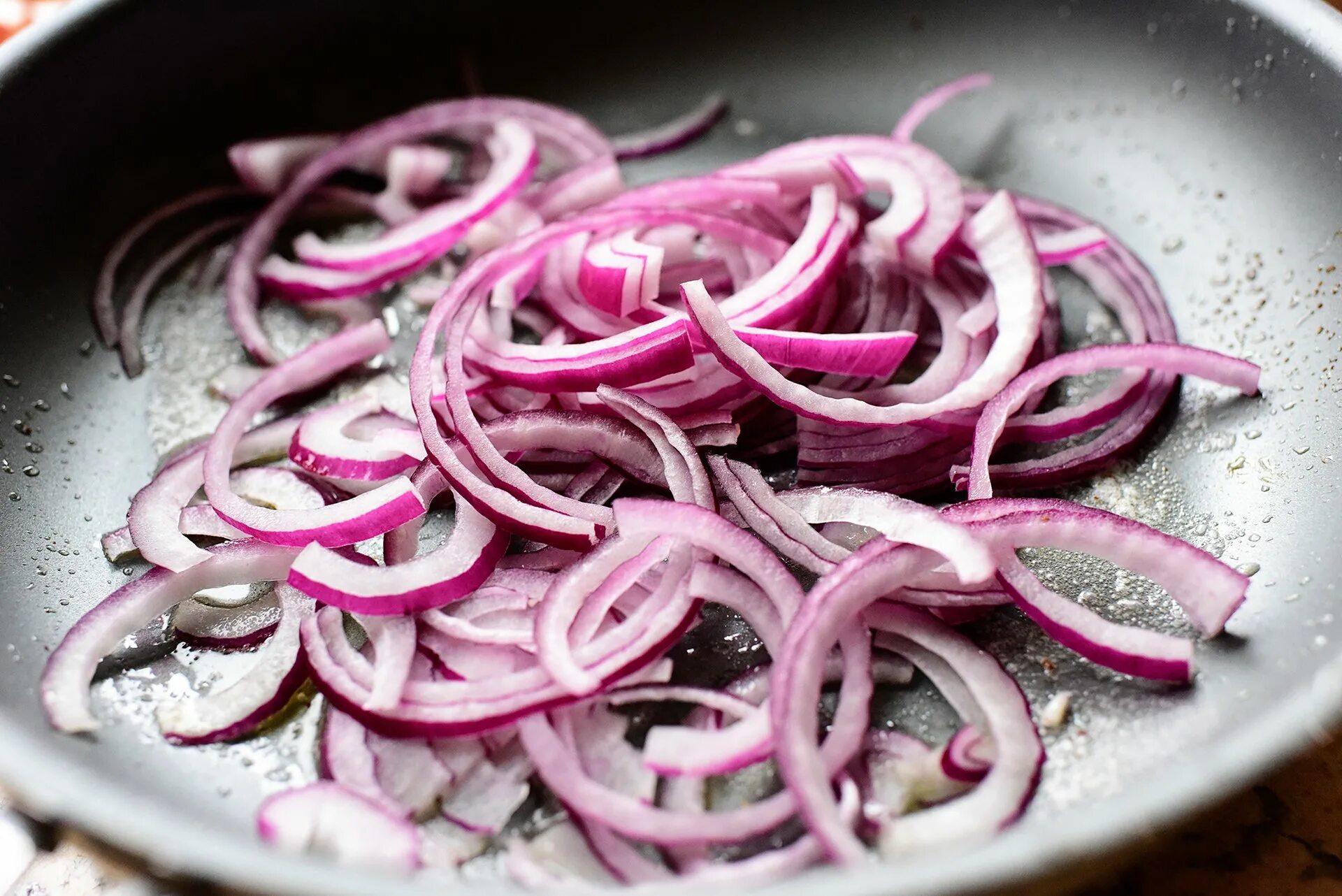 Порезать лук соломкой. Лук нарезанный соломкой. Красный лук кольца. Красный лук нарезанный полукольцами. Красный лук жарить можно