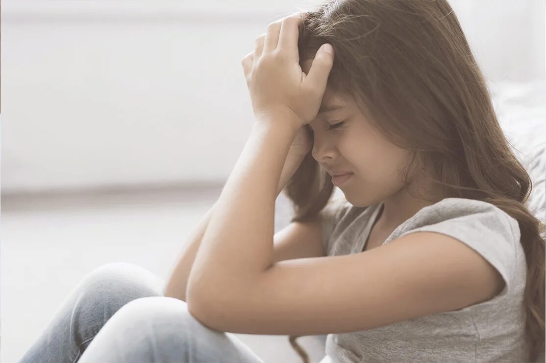 Депрессивная девушка. Девочка сидит на голове. Девочка с венком. Девушка сидит. Маленькая девочка плачет сидя.