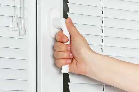 Воздух закрыт руками