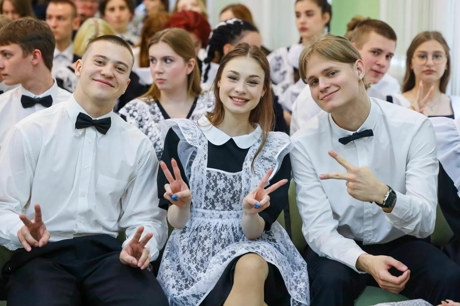 Молодые, дерзкие, смелые и красивые: благовещенские выпускники попрощались с дет