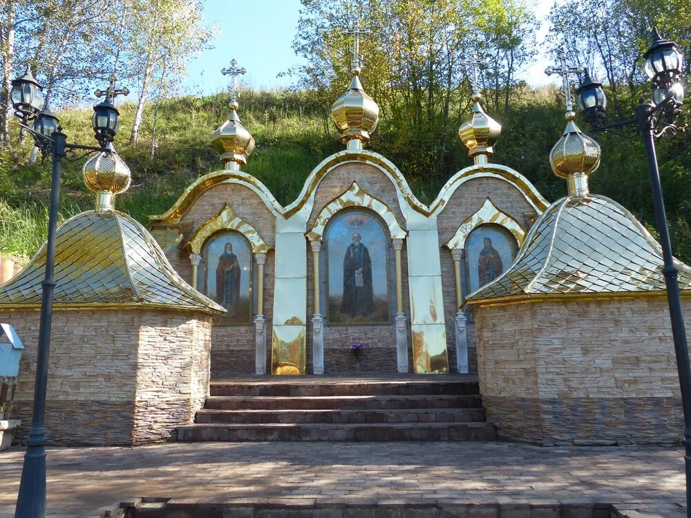 Святой источник сергиев. Источник преподобного Сергия Радонежского. Храм Сергия Радонежского со святым источником. Родник Сергия Радонежского в Радонеже. Купель Сергия Радонежского.