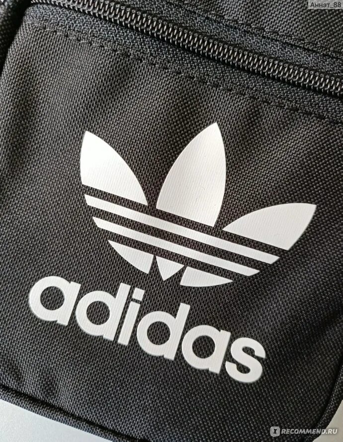 Адидас оригинал купить в спб. Adidas Originals картинки. Оригинальная этикетка адидас на сумке. Русский в адидасе. Лейба адидас на сумке.