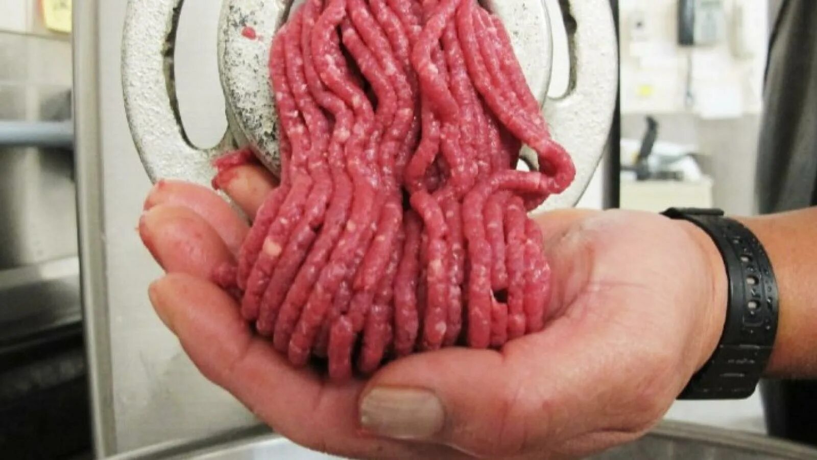 Крупный фарш на мясорубке. Meat video