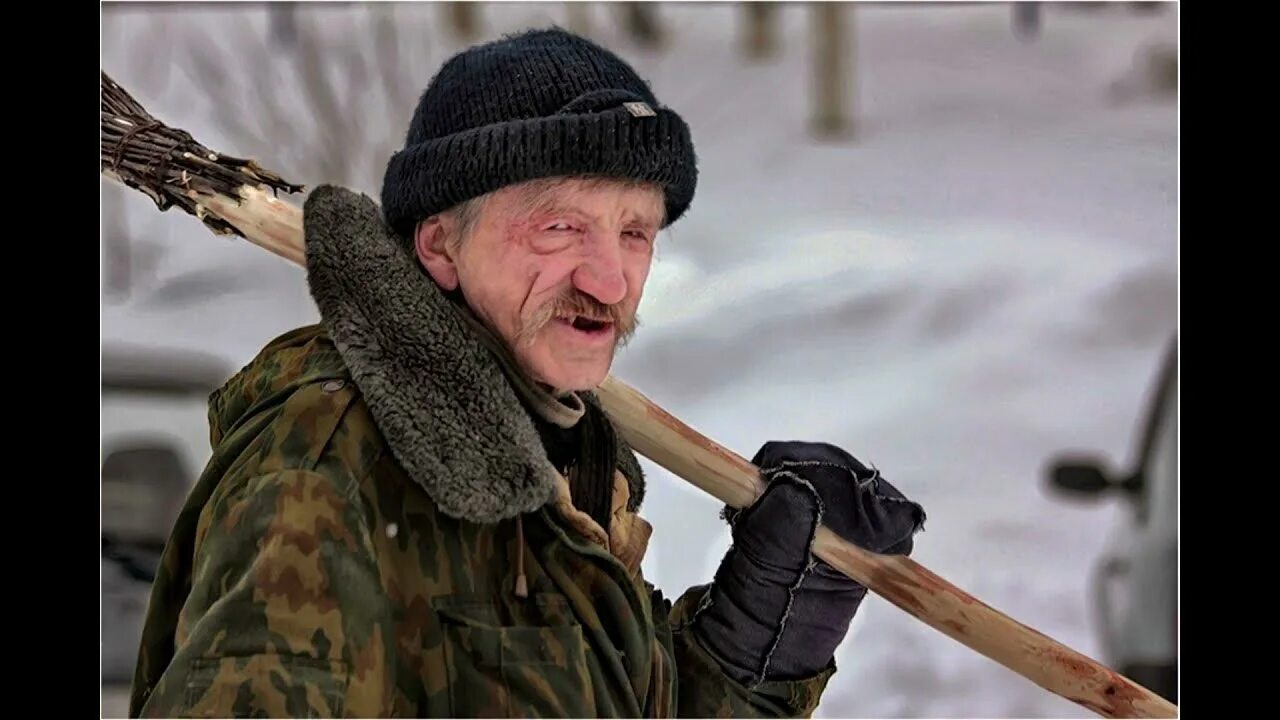 Дед добыть. Дворник. пожилой дворник. дед с лопатой.