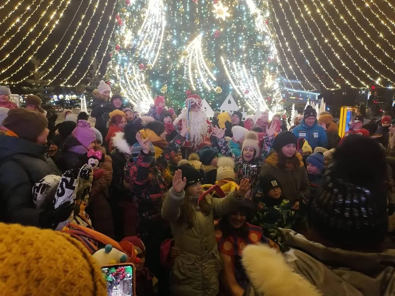 Елка дмитров площадь. Елка дмитров площадь. Елка в дмитрове 2022 новогодняя. Елка в дмитрове 2022. Дмитров центральная площадь.