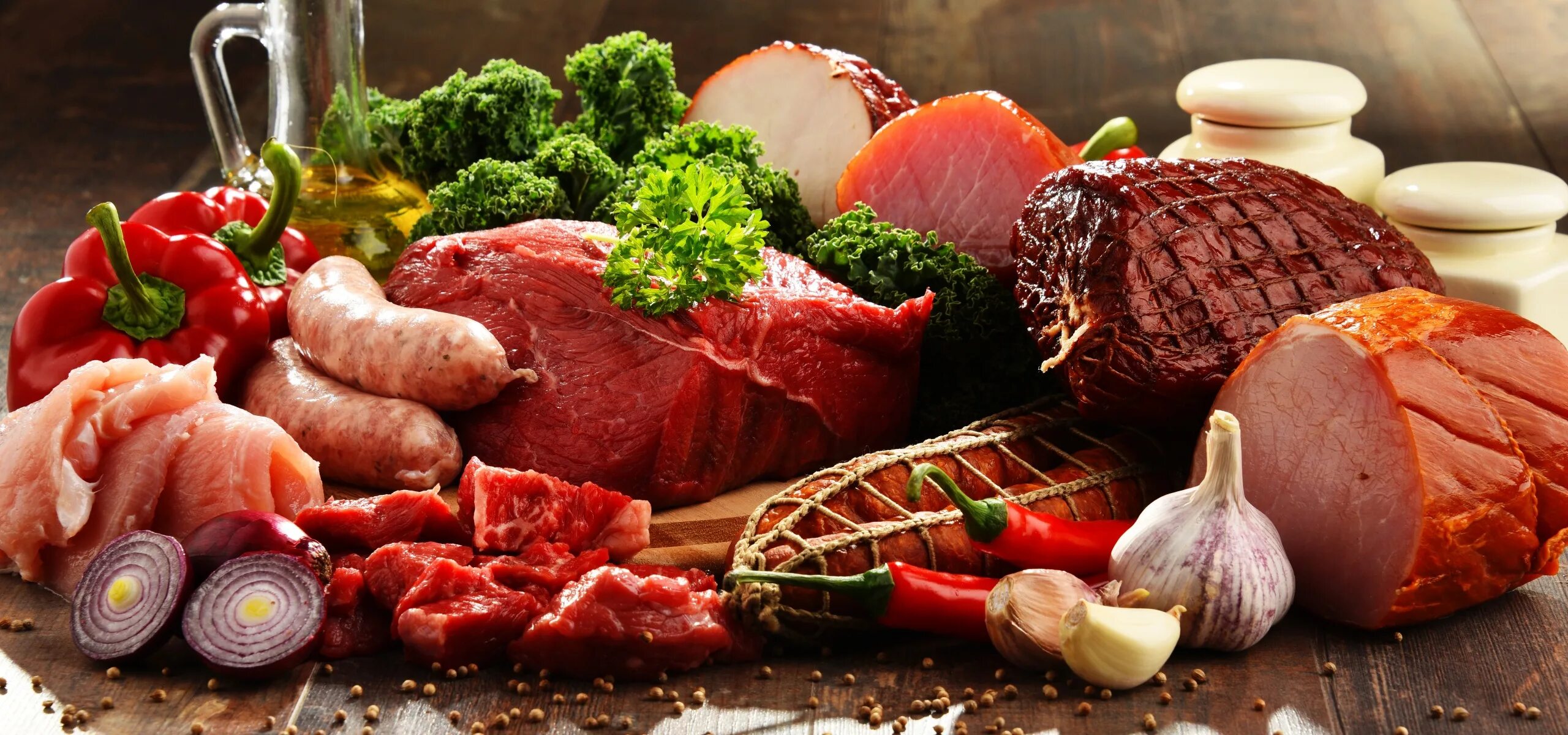 Фермерские продукты. Мясные копчености ассортимент. Свежее мясо. Мясные деликатесы. Копченые деликатесы.
