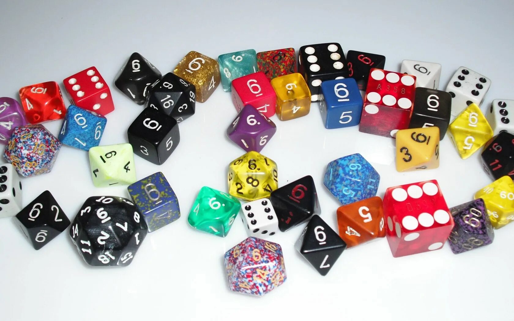 Типы игральных костей. 8 х 1. Игральный кубик форма. Кости игральные. D20 dice перламутровый.