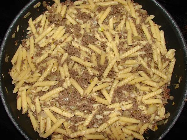 Макароны с фаршем по флотски пп. Макароны по флотски в сковороде. Лапша по флотски с фаршем на сковороде. Макароны с фаршем. Лапша по флотски с фаршем на сковороде.