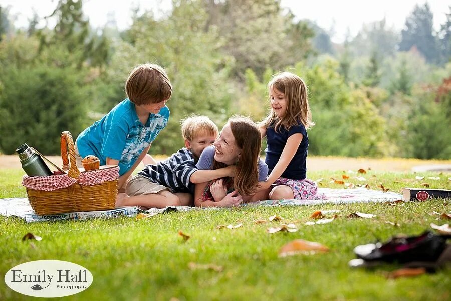 Пикник сестра. Семейный пикник. Семья на пикнике. Брат и сестра пикник. Фотограф на пикнике.