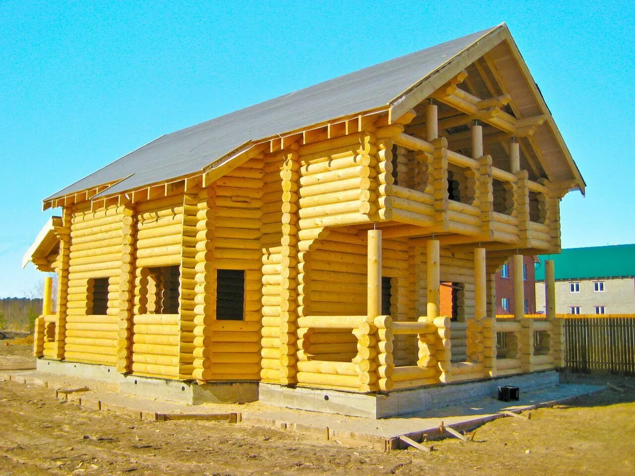 Сруб оцилиндрованное бревно. Сруб дома из оцилиндрованного бревна. Деревянный дом из бревна. Окимо киров. Добы из оцилиндрованного бревна.