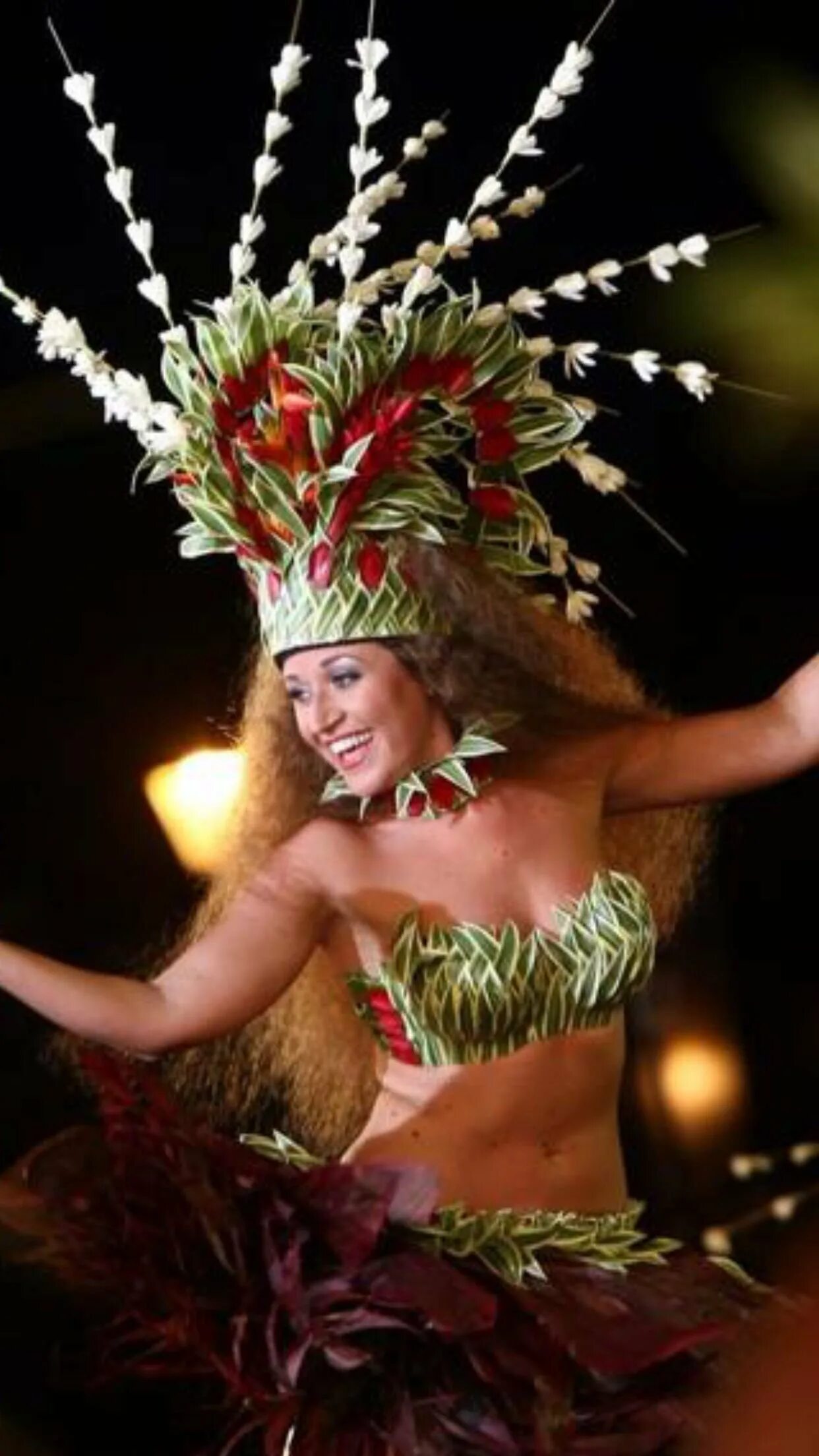 Таитянский танец. Красивые девушки Таити. Полинезийские танцовщицы. Таити танцы. Красивые Полинезийские девушки.